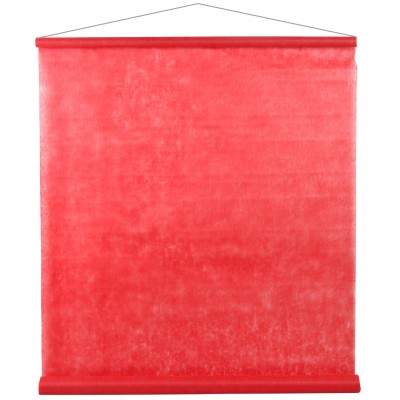 Tenture rouge pour la salle en intissé polyester. 