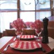 Serviette jetable Paviot style bistrot à carreaux rouges et blancs.