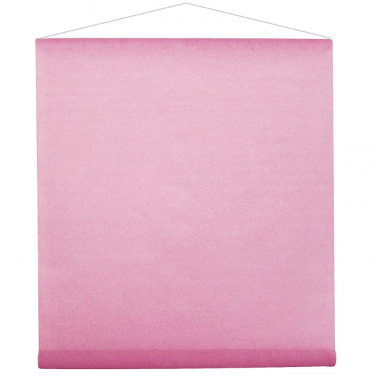 Tenture rose pour la salle en intissé polyester. 
